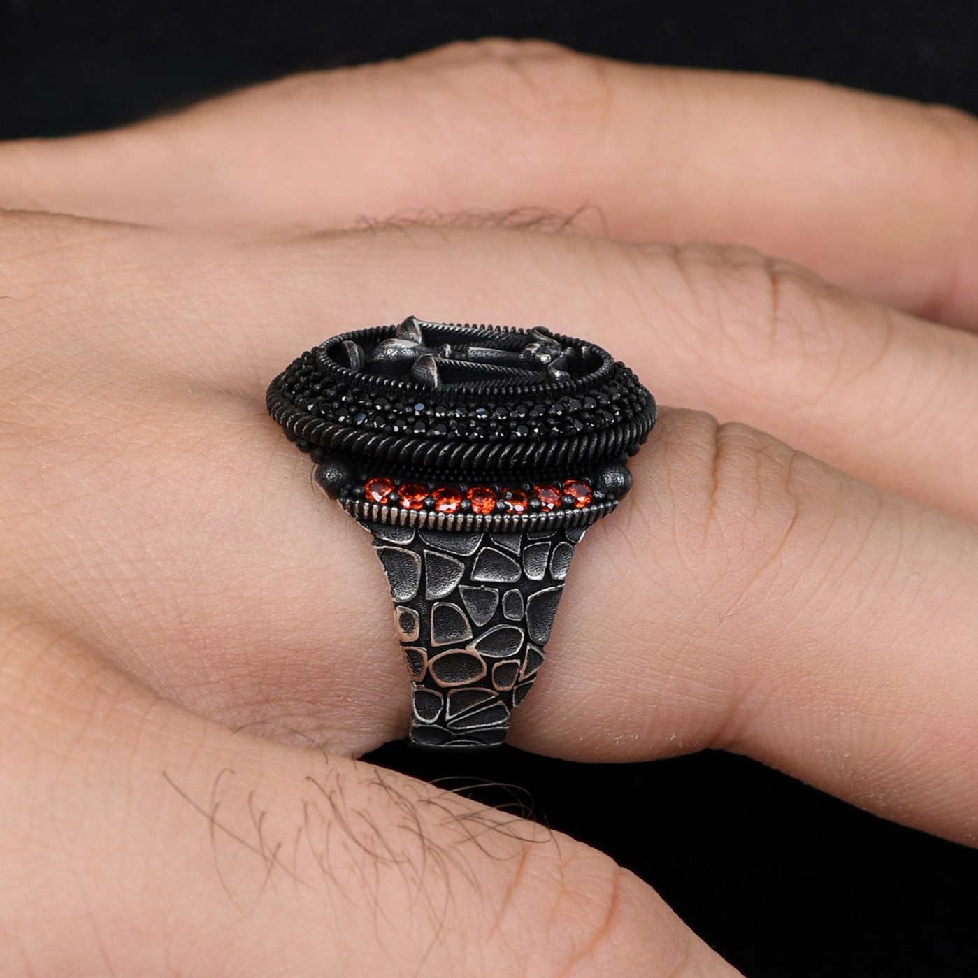 اكتشف هذا الخاتم الرائع المصنوع من الفضة عيار 925 والمستوحى من برج الميزان. مثالي للتعبير عن شخصيتك!