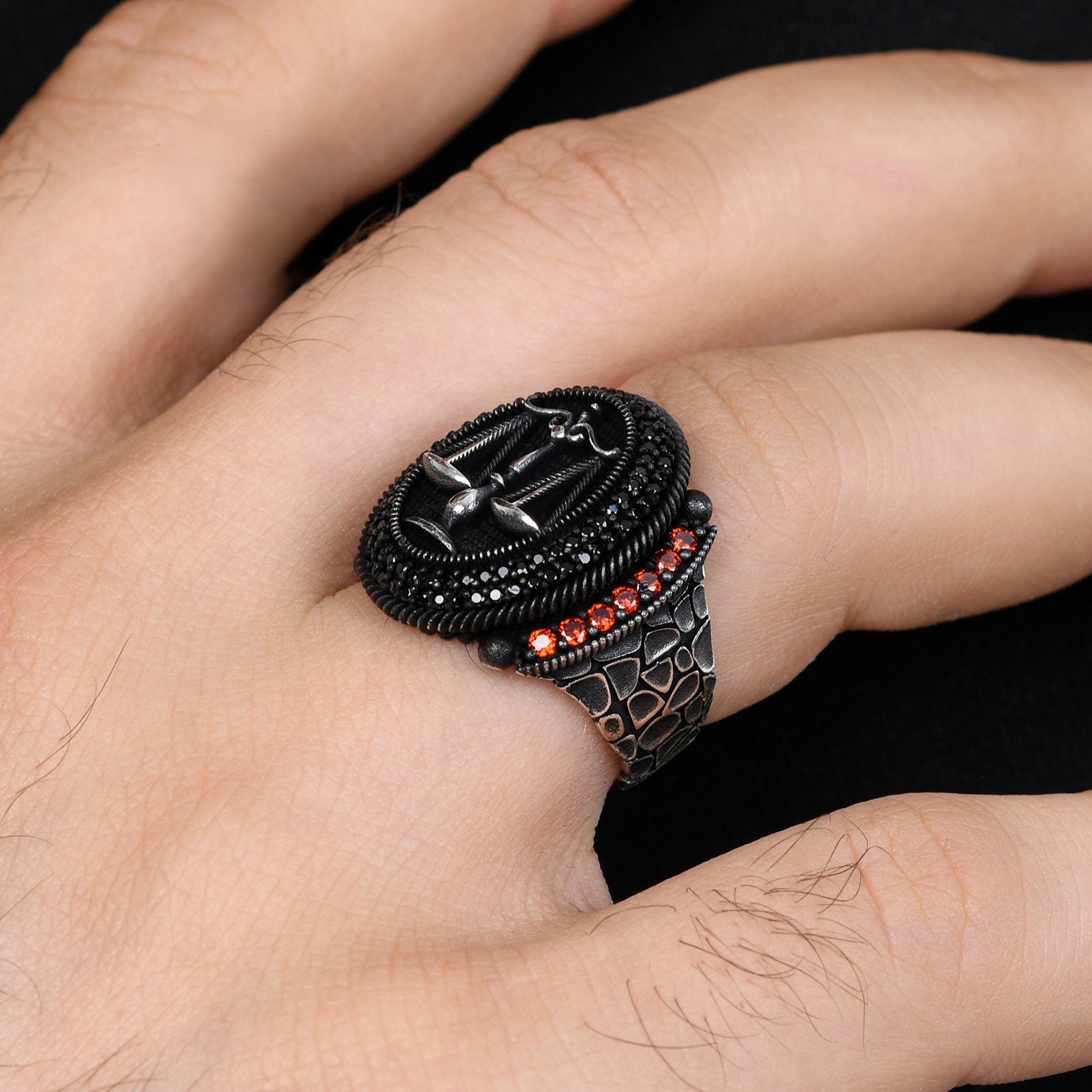 اكتشف هذا الخاتم الرائع المصنوع من الفضة عيار 925 والمستوحى من برج الميزان. مثالي للتعبير عن شخصيتك!