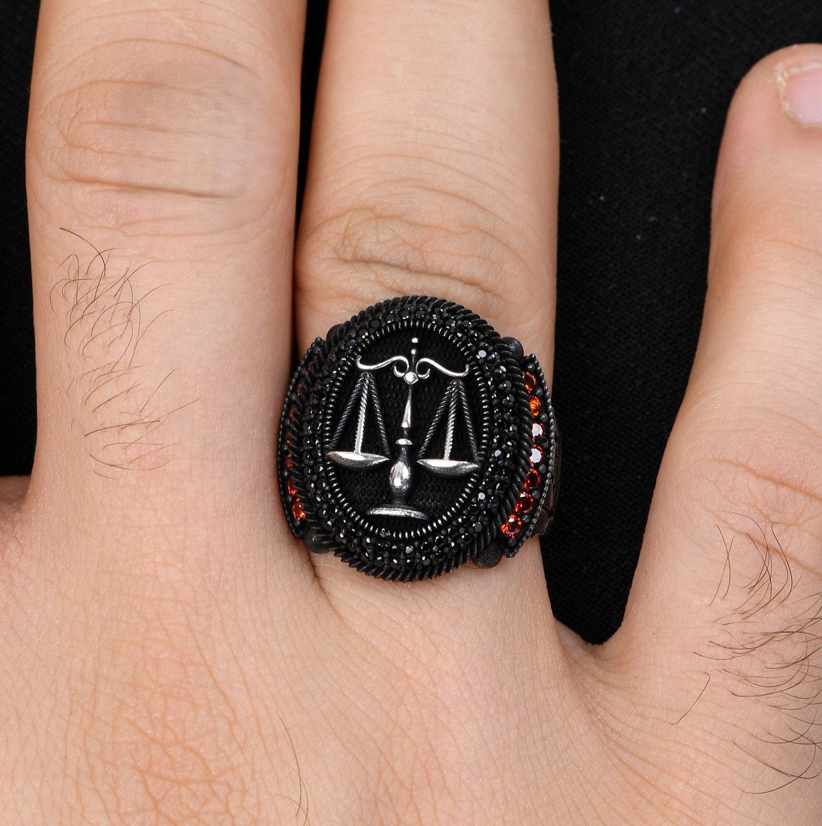 اكتشف هذا الخاتم الرائع المصنوع من الفضة عيار 925 والمستوحى من برج الميزان. مثالي للتعبير عن شخصيتك!