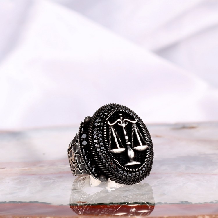 اكتشف هذا الخاتم الرائع المصنوع من الفضة عيار 925 والمستوحى من برج الميزان. مثالي للتعبير عن شخصيتك!