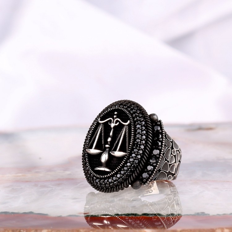 اكتشف هذا الخاتم الرائع المصنوع من الفضة عيار 925 والمستوحى من برج الميزان. مثالي للتعبير عن شخصيتك!