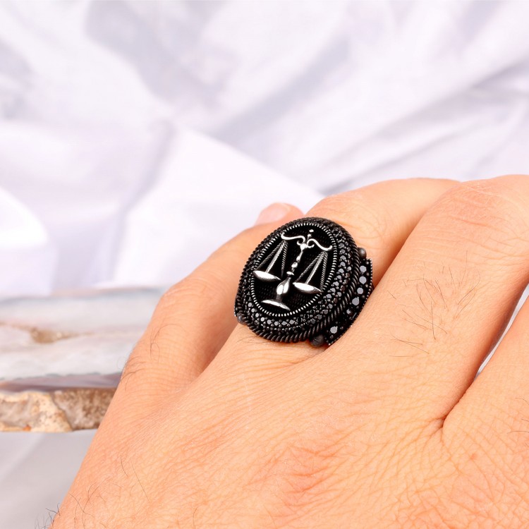 اكتشف هذا الخاتم الرائع المصنوع من الفضة عيار 925 والمستوحى من برج الميزان. مثالي للتعبير عن شخصيتك!